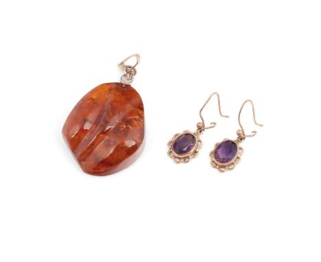 A pair of 9ct gold and amethyst drop earrings, 2.9g and a vintage amber pendant, with carved detail and Russian silver fittin