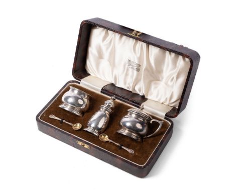 Hallmarked silver three piece cruet set, with two spoon, gilt wash bowls, circa 210g, Bristol Blue glass liners (5), in fitte