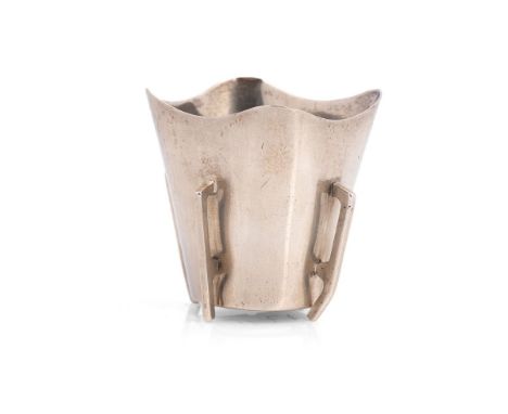 Silver four-handled pot, 27.9g, Birmingham 1906, William Davenport, 4.5cm tall.