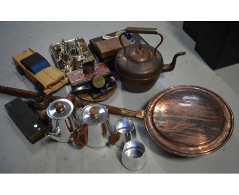 A collectors lot comprising cased flatware, silver plated items to include egg cups, a retro Picquot ware style four piece te
