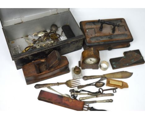 A collectors' lot to include an inlaid mahogany mantel clock, the dial set with Arabic numerals, a vintage carpentry plane, a