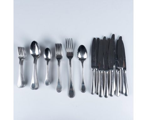 This stunning set features the Louis XVI-style Perles pattern, which features a single delicate line of beading reminiscent o