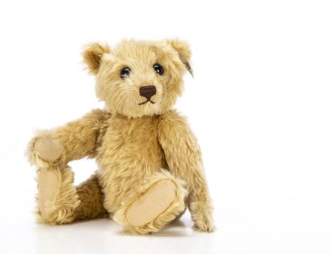 A Steiff limited edition British Collector's 1906 Replica Teddy Bear,  1046 of 3000, in original box with plastic lid, 1990 (