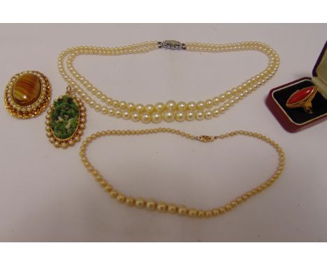 9ct gold ring and a quantity of costume jewellery to include necklaces and brooches