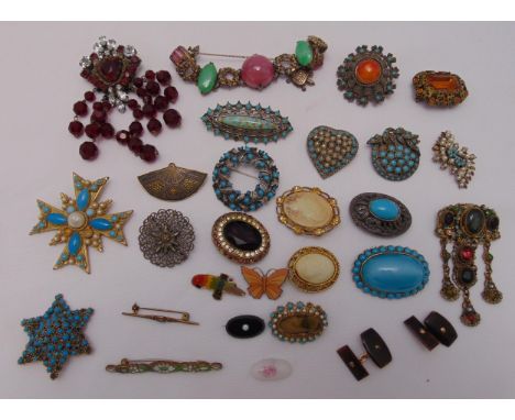 A quantity of vintage and antique costume jewellery to include a bracelet and brooches