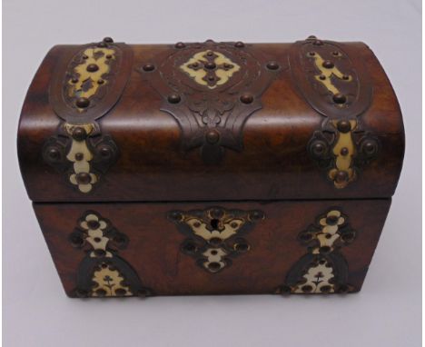 A Victorian burr walnut tea caddy of casket form with domed hinged cover, 16 x 22.5 x 13.5cm