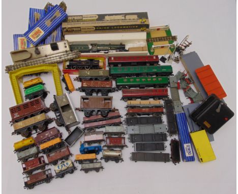 A quantity of model railway to include Wrenn GW Castle class engine and tender in fitted packaging, O gauge rolling stock, Ho