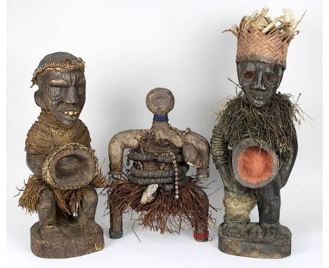 Namji-Puppe, Kamerun, und 2 Fetischfiguren der Yombe, D. R. Kongo: Namji-Puppe, Holz geschnitzt, bekleidet mit Bastrock und g