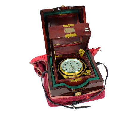 Poljot Marine-Chronometer im Mahagonikasten und Mahagoni-Transportbox, Moskau 2. H. 20. Jh., kardanisch gelagerter Chronomete