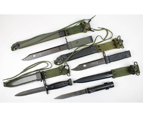 4 Bajonette der US Army mit Scheiden: 1x auf Scheide bez. U. S. M8 AI Made in W.-Germany, Klinge bez. Colt's 62316 Hartford-C