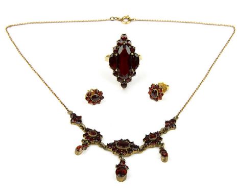 3 Schmuckstücke mit Granat, bestehend aus: Ring aus Gelbgold gepunzt 333, Ringkopf marquisenförmig mit großen Granaten, Ringg