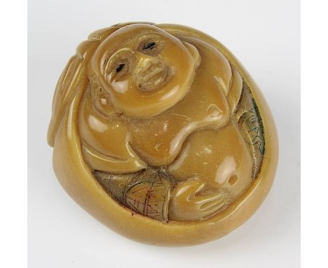 Japanisches Netsuke aus Taguanuss, 19. Jh., fein geschnitzter Buddha, seitlich mit geritzter Signatur, H 2,8 cm, Durchm. 3 cm
