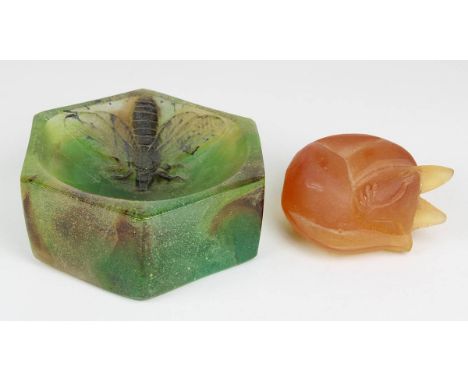 Zwei Daum Pâte de verre Glasobjekte, Nancy um 1970, bestehend aus einer Schale mit halb reliefierter Hummel, sechswandiges gr