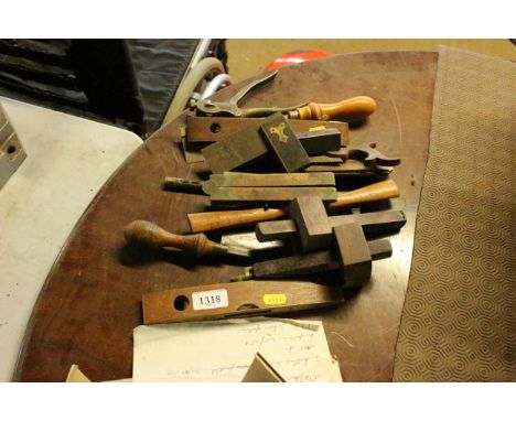 A quantity of various vintage small tools to include levels, hand saws etc.