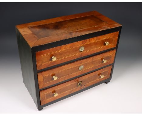 Duitsland, notenhout gefineerde miniatuur commode, Biedermeier, 19e eeuw. Uitgevoerd met drie laden waarvan één met slot welk