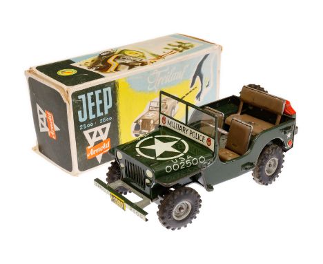 Arnold Jeep 2500, dunkelgrün, Uhrwerk intakt, ohne Zubehör und Figuren, LS und Alterungsspuren, L 17, im tw besch. OK, Z 3
