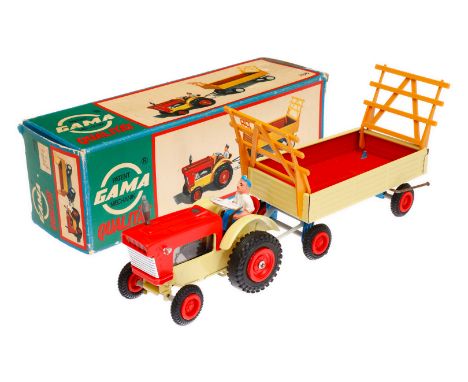 Gama Traktor mit Anhänger 786, Blech/Kunststoff, Uhrwerk intakt, LS und Alterungsspuren, Gesamtlänge 29,5, im tw besch. OK, Z