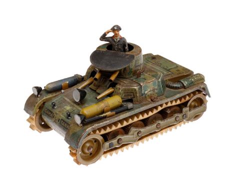 Gama Panzer, Blech, CL, Uhrwerk intakt, mit Figur, Kleinteile tw ergänzt und NV, dazu Schlüssel, LS und Alterungsspuren, L 18