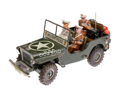 Arnold Militär-Jeep 2500, Uhrwerk intakt, mit 3 Figuren, LS und Alterungsspuren, L 16,5, Z 3