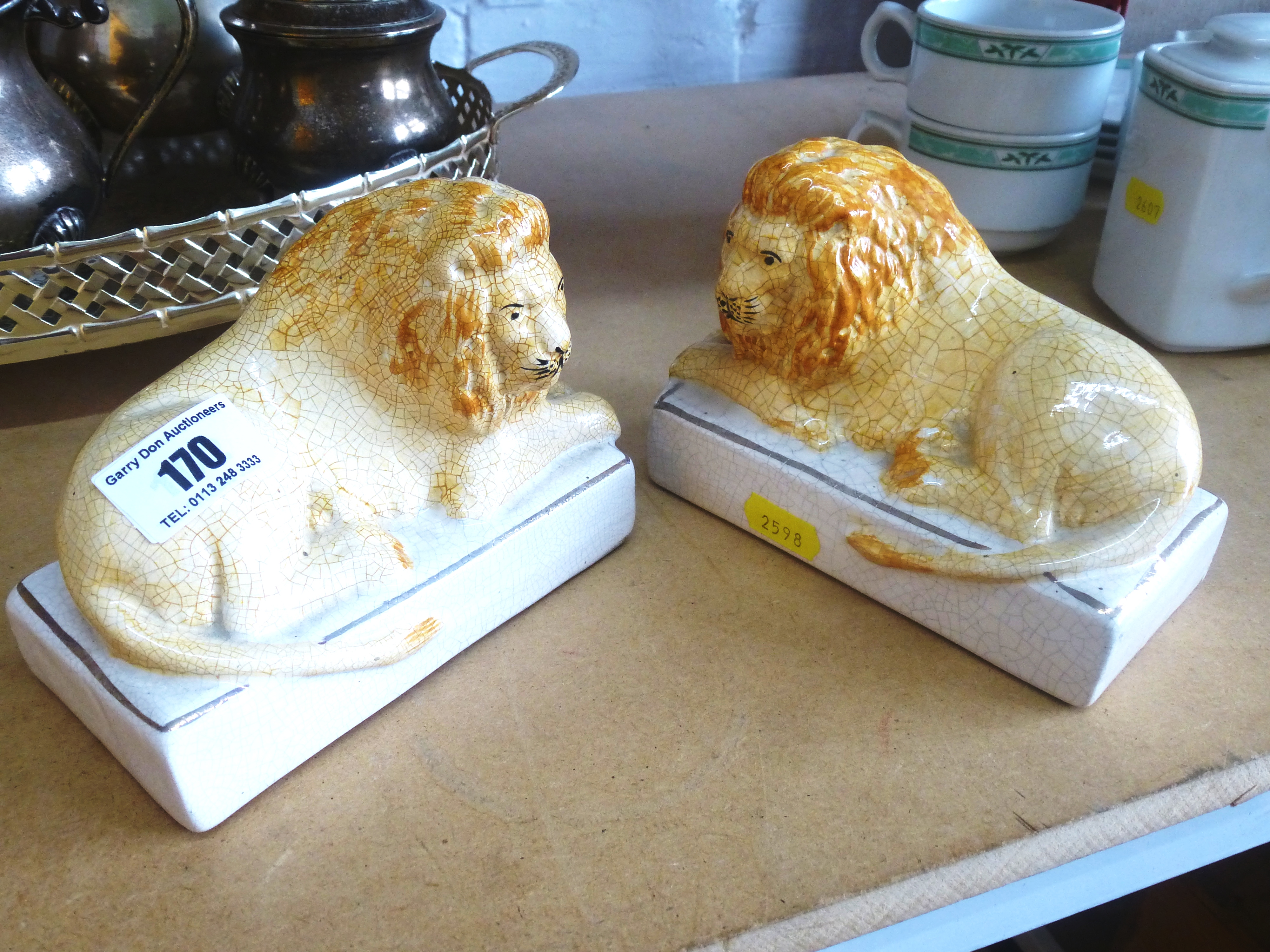 PAIR OF CERAMIC LIONS APPROX 4" X 5.5" X 2.75"