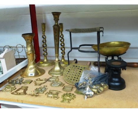 ASSORTED BRASSWARE INCLUDING CANDLESTICKS, HORSES BRASSES, SCALES AND WEIGHTS