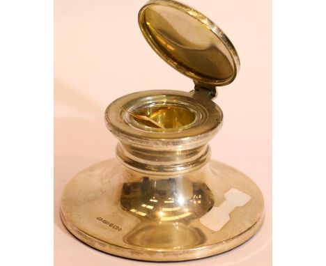 Millennium hallmarked silver capstan form inkwell with clear glass liner, Birmingham assay 2000. P&amp;P Group 1 (£14+VAT for