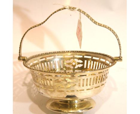 Edward VIII hallmarked silver pierced basket with swing handle, Birmingham assay 1910, 162g. P&amp;P Group 1 (£14+VAT for the