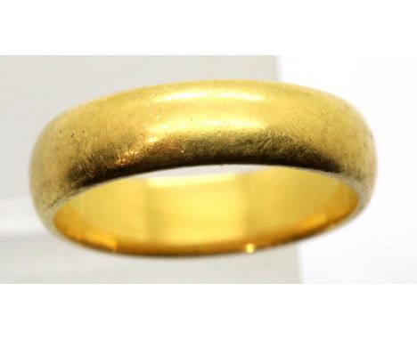22ct gold wedding band, size K, 5.0g. P&amp;P Group 1 (£14+VAT for the first lot and £1+VAT for subsequent lots) 
