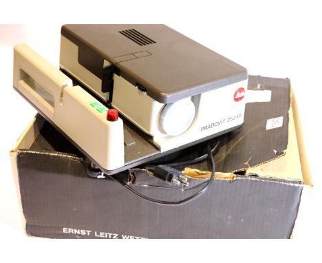 Leica Pradovit 2531R slide projector. P&amp;P Group 3 (£25+VAT for the first lot and £5+VAT for subsequent lots) 