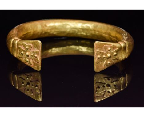 Ca.1200 AD. A very rare Crusaders period solid gold bracelet formed by a single gold rod with flat terminals displaying Malte