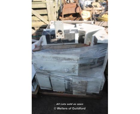 *PALLET OF MIXED LARGE INDUSTRIAL LIGHT FITTINGS