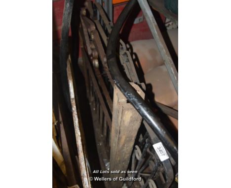 *DECORATIVE GARDEN GATE WITH POST 1050MM X 1050MM