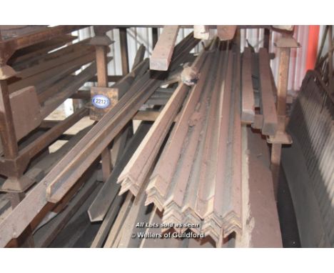 *BAY OF MAINLY ANGLED METAL / CAST IRON POST 