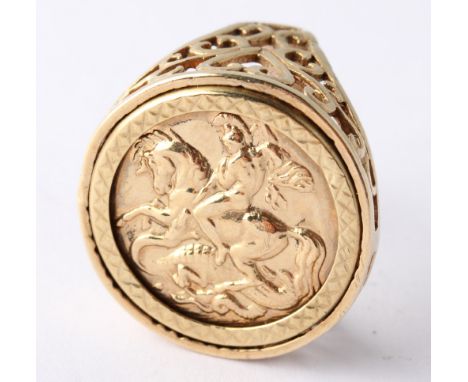 A copy of a sovereign ring in 9ct gold, 9.8g