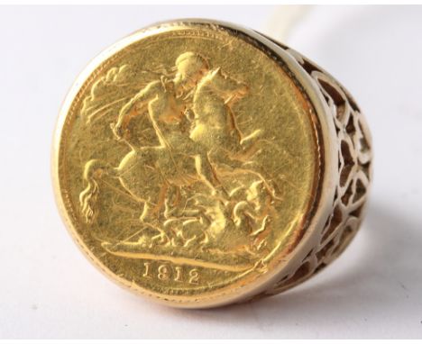 A 9ct gold ring set with a 1912 gold sovereign, 14.2g