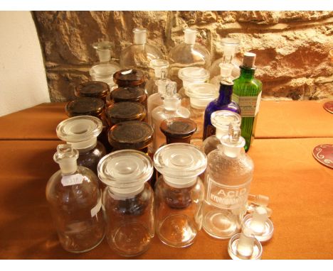 A collection of 30 vintage chemists/medicinal bottle of varying type to include clear glass examples with etched content labe