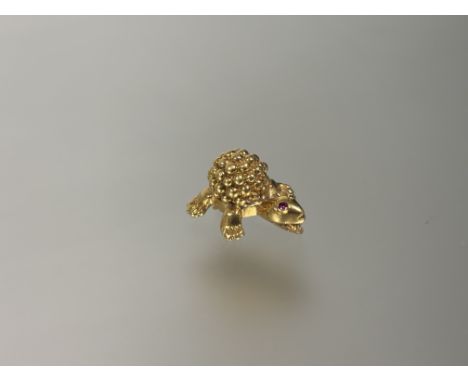 Property of a Lady of Title: Hans Georg Mautner, an 18ct gold novelty brooch modelled as a tortoise, hallmarked for London 19