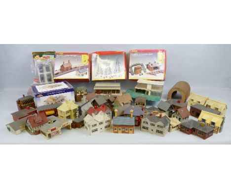 '00' gauge, quantity of trackside accessories by various makers including two boxed Hornby TrakMat packs, boxed Hornby pylons