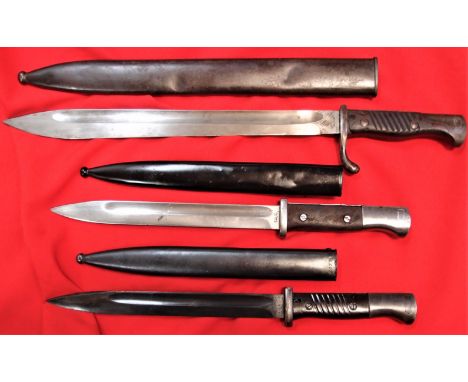 WW1/WW2 German bayonets with scabbards lot (3). Includes Butcher 98/05 type, Carl Eikhorn 1917 stamped, very good overall, mi