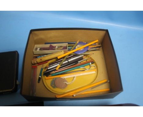 A BOX OF COLLECTABLES TO INCLUDE PHOTOGRAPH ALBUM, A BRUSH AND COMB SET, ETC