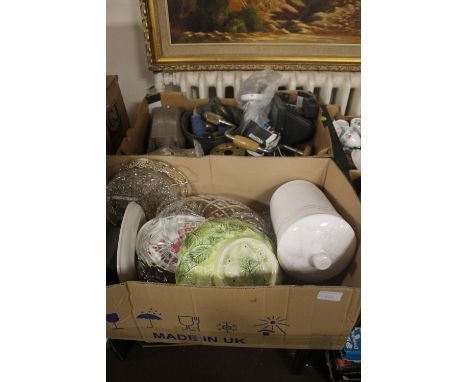 A TRAY OF ASSORTED TOOLS, FLOODLIGHTS, TAPS ETC.