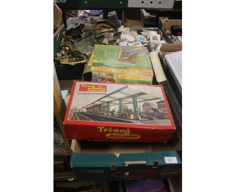 A TRAY OF VINTAGE TRIANG RAILWAY TRACK AND BUILDINGS (TRAYS NOT INCLUDED)