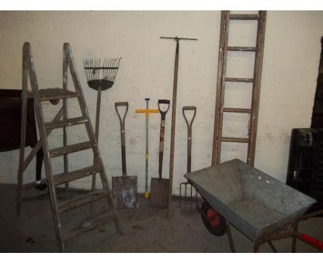 A SELECTION OF GARDEN TOOLS TO INCLUDE A WHEEL BARROW AND WOODEN LADDERS