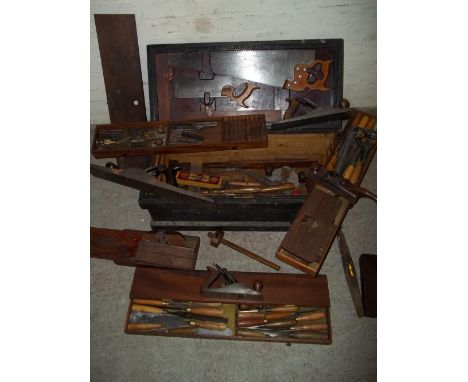 A LARGE SELECTION OF VINTAGE CARPENTERS TOOLS AND A CARPENTERS TOOL CHEST