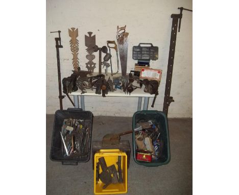 A LARGE QUANTITY OF VINTAGE TOOLS