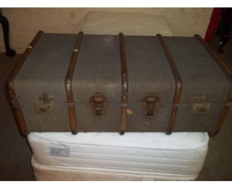 A WOODEN BANDED TRAVEL TRUNK WITH INNER TRAY