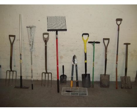 A SELECTION OF GARDEN TOOLS