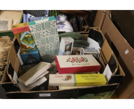 A BOX OF VINTAGE PERFUME, COSMETICS, GIFTSETS ETC TO INCLUDE YARDLEY GOYA 4711 EAU D COLOGNE ETC 