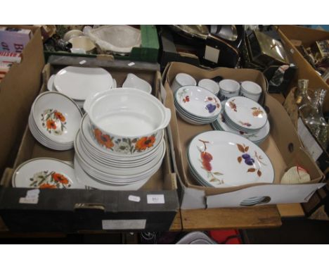 A QUANTITY OF ROYAL WORCESTER EVESHAM DINNERWARE AND A PART MEAKIN DINNER SERVICE (TRAYS NOT INCLUDED)