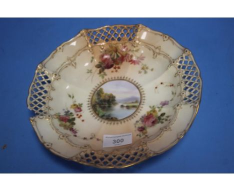 A ROYAL WORCESTER EARLY 20TH CENTURY CABINET PLATE WITH HAND PAINTED DECORATION A/F 